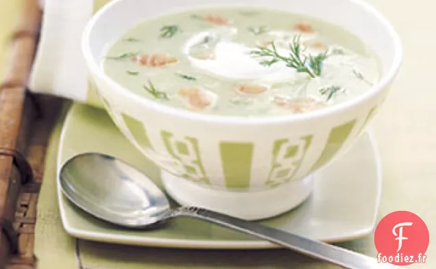 Soupe de Concombre Réfrigérée au Saumon Fumé et à l'Aneth