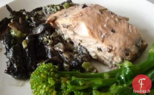 Saumon Cuit Au Four Avec Sauce Aux Champignons