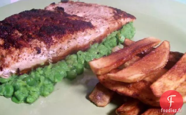 Saumon Noirci Cajun Avec Purée de Petits Pois et Frites d'Arrêt de Porte