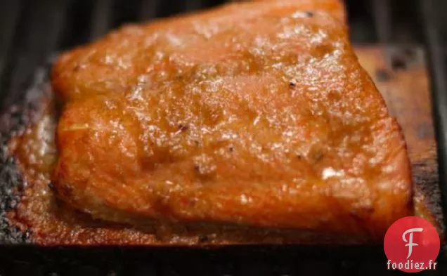 Saumon De Planche De Cèdre Avec Sauce Au Gingembre