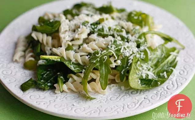 Salade De Roquette, Épinards Et Pâtes Pour Bébés Flétris