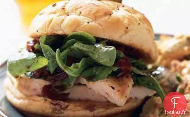 Sandwich au Poulet avec Roquette et Vinaigrette aux Tomates Séchées