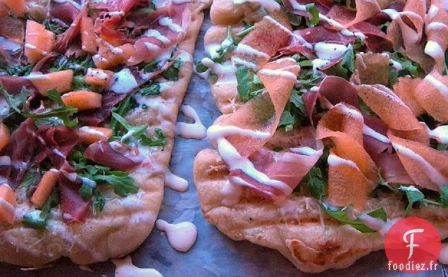 Pizza Grillée Au Prosciutto, Melon, Roquette Et Crème Fraîche