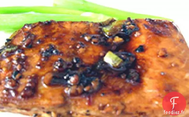 Saumon Grillé Avec Sauce Rouge Chaude