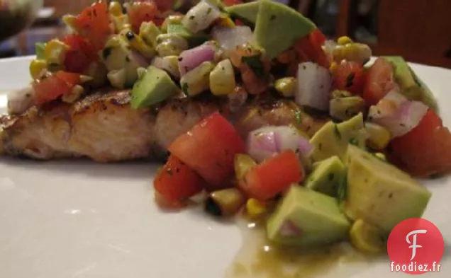 Saumon Grillé Avec Relish De Maïs, tomate Et Avocat