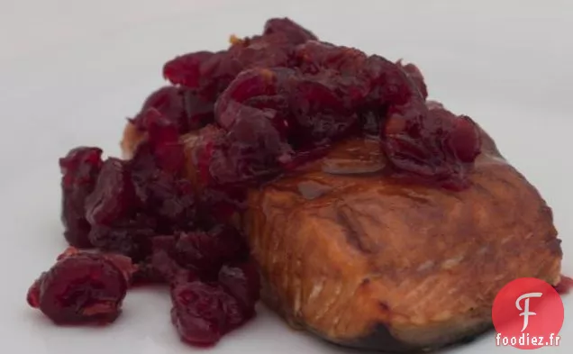 Filet De Saumon Frais En Planches De Cèdre Avec Relish Épicé Aux Canneberges