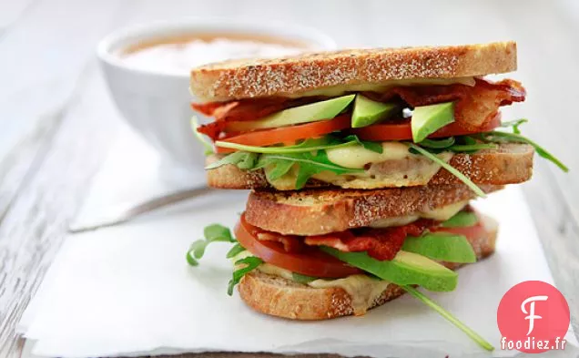 Fromage Grillé À La Tomate, Avocat, Bacon Et Roquette