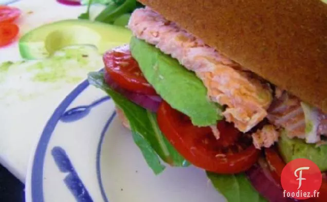 Burger de Saumon Fumé (Tomate, Oignon Rouge et Avocat)