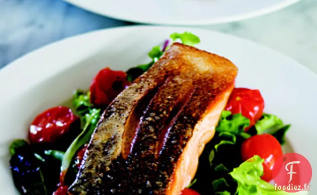 Salade de Saumon à la Peau Croustillante aux Tomates Cerises Rôties