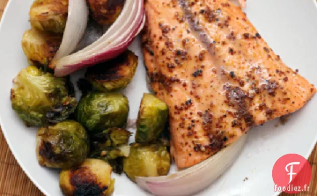 Saumon Glacé à l'Érable et à la Moutarde avec Choux de Bruxelles rôtis