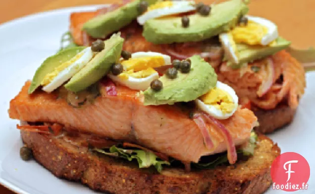 Sandwich au Saumon à Face Ouverte avec Sauce à la Moutarde Douce