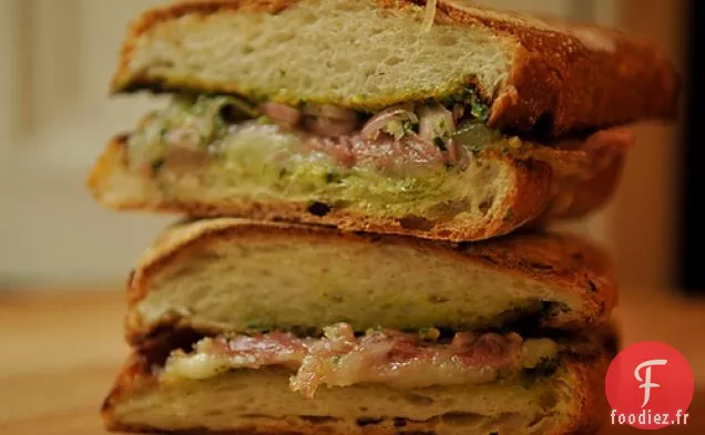 Panini De Prosciutto Et Fontina Au Pesto De Roquette