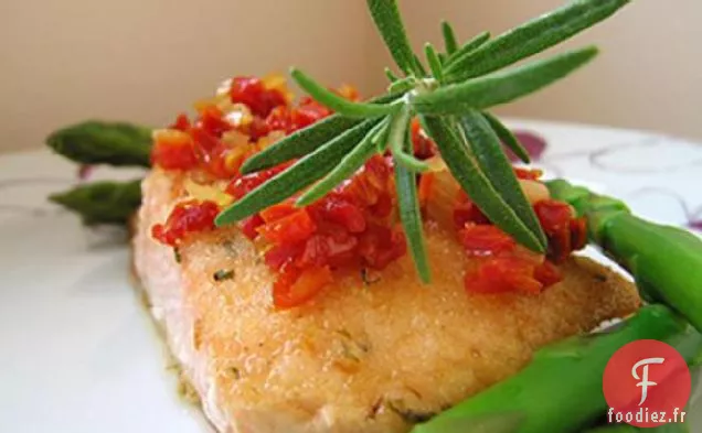 Filets De Saumon Aux Herbes Avec Garniture De Tomates Séchées Au Soleil