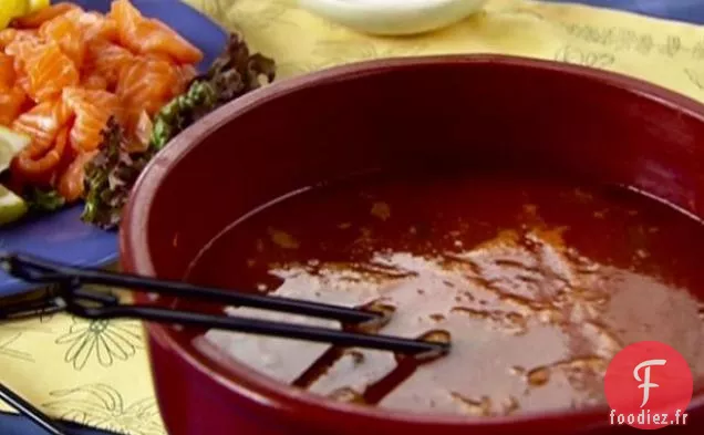 Shabu Shabu aux tomates salées avec des trempettes de fruits de mer