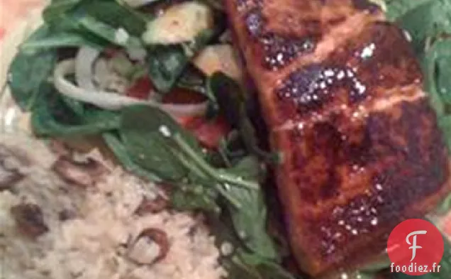 Saumon BBQ sur des légumes verts mélangés
