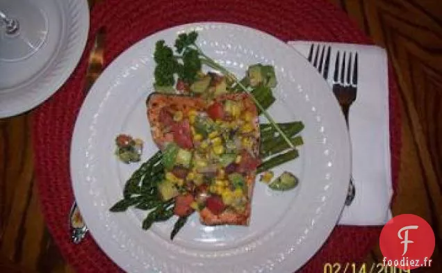 Saumon Grillé Avec Relish de Maïs, Tomate et Avocat