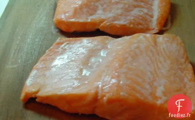 Saumon Cuit au Cèdre avec Sauce au Homard