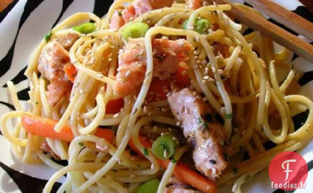 Salade de Nouilles au Saumon Asiatique
