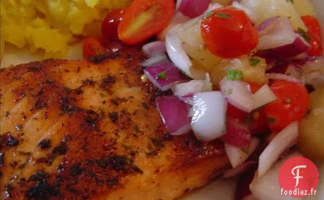 Saumon Cajun Grillé Avec Salsa À La Tomate Et À L'Ananas