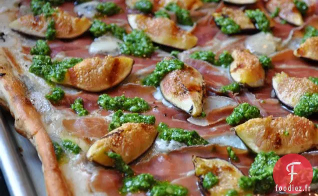 Pizza Grillée Aux Figues, Prosciutto, Gorgonzola Et Pesto De Roquette