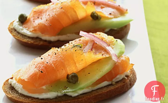 Toasts de Seigle au Saumon Fumé, Concombre et Oignon Rouge
