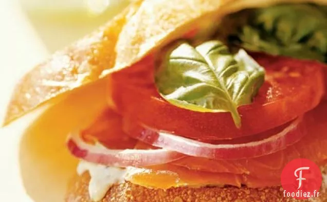 Sandwich au Saumon Fumé, à la Tomate et au Basilic