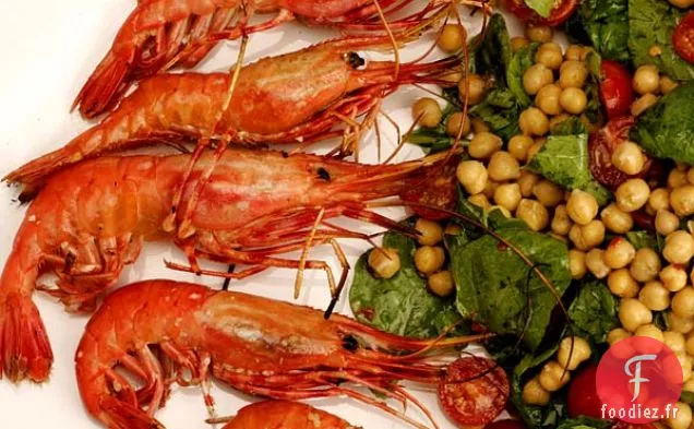 Crevettes Grillées Avec Haricots Garbanzo, Tomates Et Roquette