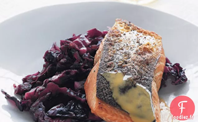 Saumon Croquant au Chou Rouge Braisé et Sauce à la Moutarde