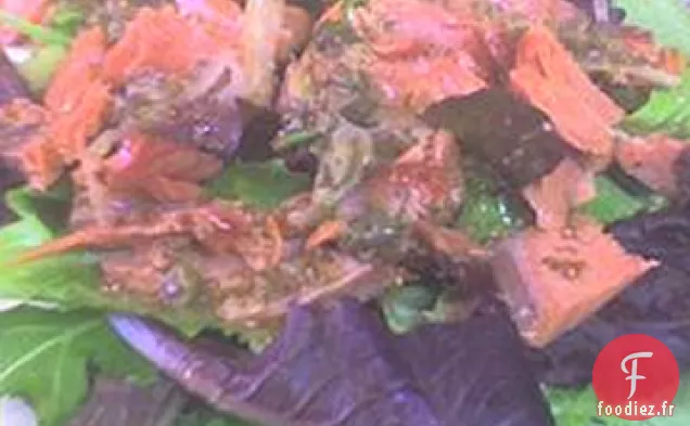Salade De Saumon Fumé Et Cresson Avec Vinaigrette Aux Oignons Rouges Et Câpres