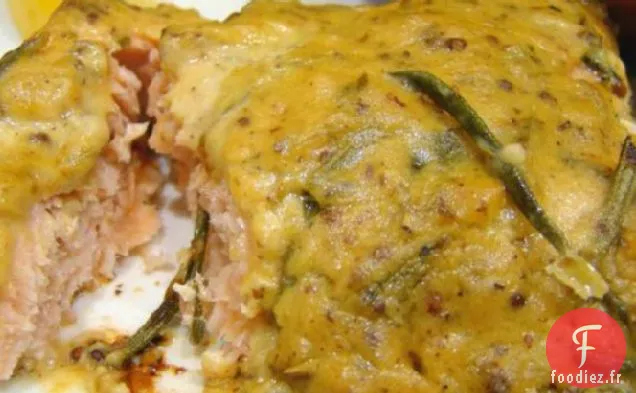 Saumon Grillé Avec Glaçage À La Moutarde Aux Herbes