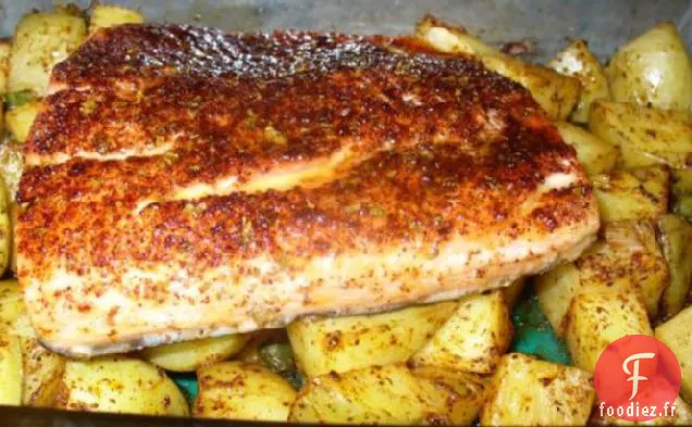 Saumon En Croûte De Piment Avec Pommes De Terre Rôties
