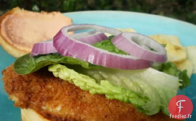 Sandwich Croustillant au Poisson ou au Poulet Avec Mayonnaise Épicée
