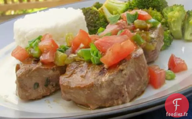 Steaks de Thon Grillés Avec Garniture à la Tomate et aux Herbes