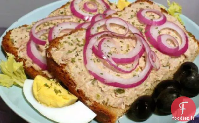 Sandwichs au Pain de Seigle Au Thon, Cornichons et Fromage à la Crème