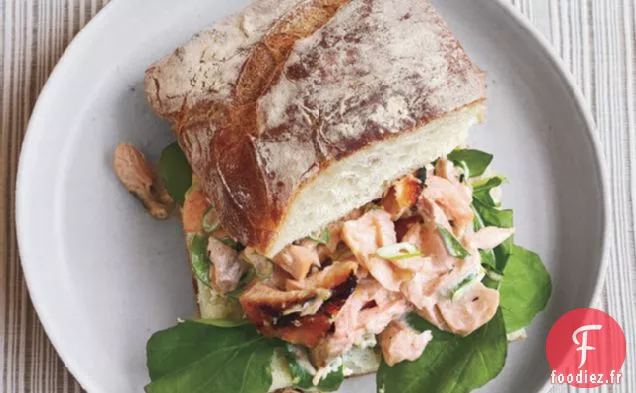 Sandwichs À La Salade De Saumon Sur La Ciabatta