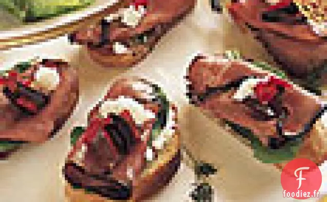 Crostini De Rôti De Bœuf Et Roquette Avec Relish Olive-Poivron rouge