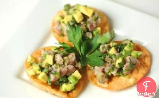 Tartare de Thon et Avocat au Caviar Californien sur Chips Wonton au Sésame