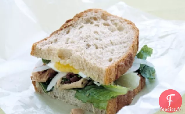 Sandwich au Thon et aux Œufs avec Vinaigrette à l'Ail