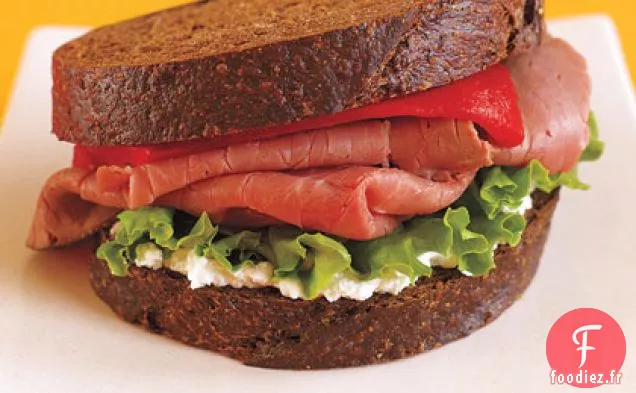Sandwich au Pumpernickel au Rôti de Bœuf avec Poivron Rouge Rôti, Roquette et Fromage de Chèvre
