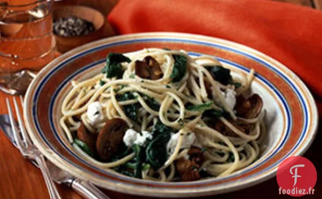 Pâtes Aux Champignons Cremini Avec Roquette Flétrie Et Fromage De Chèvre