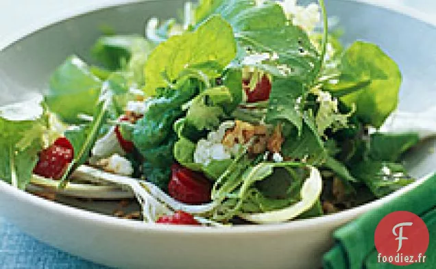 Salade De Roquette, Frisée Et Feuilles Rouges Aux Fraises