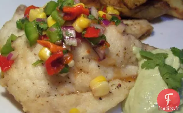 Poisson Grillé Avec Salsa et Sauce à l'Avocat