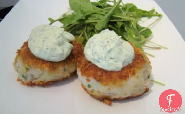 Gâteaux de Poisson En Croûte Dorée et Pommes De Terre Au Yaourt À l'Aneth