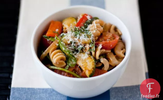 Pâtes De Blé Entier Avec Sauce Végétarienne D'Été