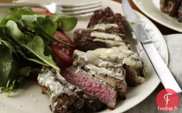 Steaks De Filet Avec Gorgonzola Et Herbes Et Ail Rôti