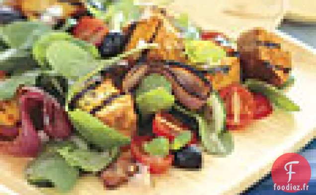 Salade de Pain de Maïs Grillé avec Oignons Rouges, Roquette et Vinaigrette au Vin Rouge