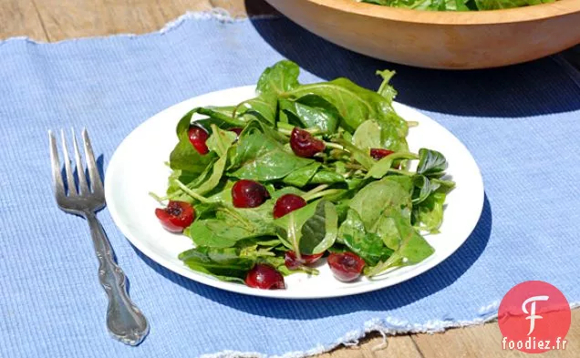 Salade De Roquette Aux Cerises Et Vinaigrette À La Moutarde