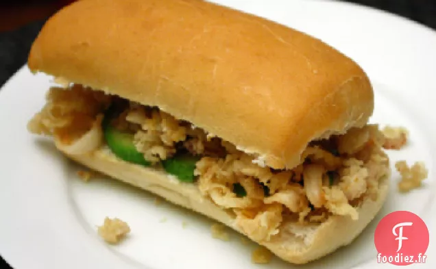 Po' Boy aux Calmars frits à l'Avocat et à l'Huile de Chili Noire