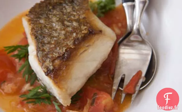 Bar Rayé Sauvage Poêlé À La Fondue À La Sauge Tomate