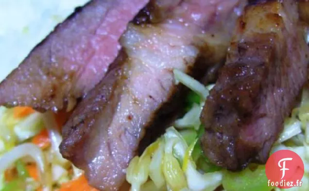 Côtelettes De Porc Char Siu À La Salade De Chou Chinoise